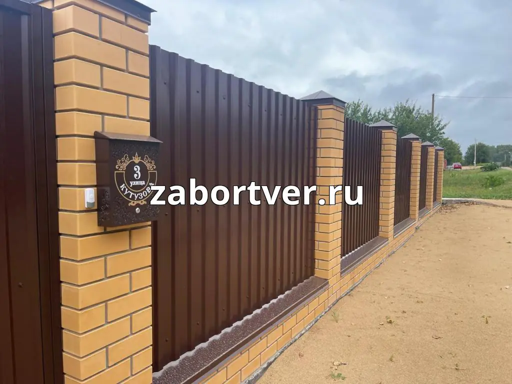 Забор из профнастила с кирпичными столбами в Твери: фото и цены на установку под ключ
